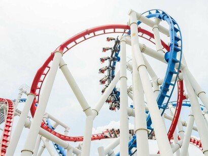 A brightly coloured roller coaster towering above the sky, representing one of Uruguay’s rare great spectacles and Tiranos Temblad’s delight in documenting them