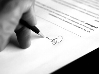 Una persona firmando un acto bancario