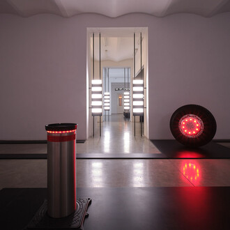 Alona Rodeh
The Long Stretch (Installation), 2020
MDF, Metall, Polycarbonat, Dibond, Antirutschband, Poller, Zigaretten, Reifen, LED Lichter
Unikat + 1 AP
Größe variabel
Courtesy Christine König Galerie, Wien und die Künstlerin
© Foto: Philipp Friedrich