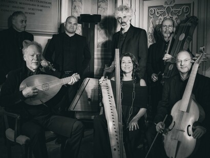 Gruppo di “famiglia artistica” a Napoli. Il Micrologus collabora con il teatro e il cinema e ha registrato, tra l’altro, la colonna sonora del film, premio Oscar, Mediterraneo di Gabriele Salvatores