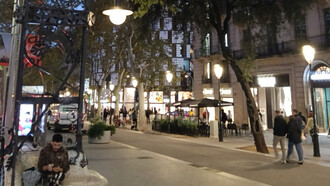 Fotografía de Oscar Farrerons Vidal. Un banco, farola modernista y la encina del Paseo de Gràcia