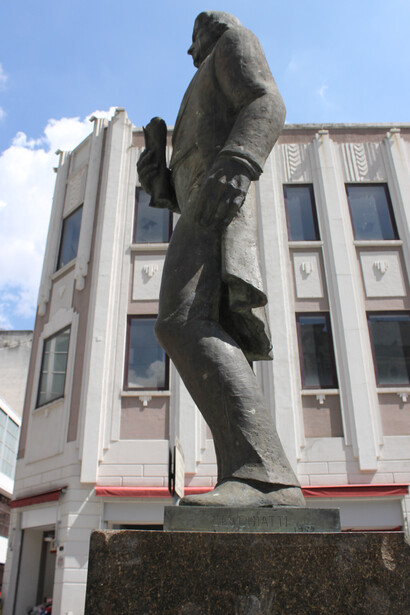 A trajetória de José Bonifácio vai além da independência do Brasil, com influências significativas na ciência e na educação. Estátua de José Bonifácio de Andrada e Silva na Praça do Patriarca em São Paulo, Brasil