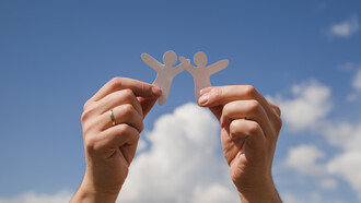 Seria a solidariedade uma arte? Sim! Ela é a arte que se manifesta nas pequenas ações do cotidiano — no voluntariado, na doação, na empatia com um colega de trabalho ou com um desconhecido na rua. Ela também se amplia em movimentos sociais, campanhas humanitárias e políticas públicas voltadas ao bem-estar coletivo. Em todos esses níveis, a solidariedade revela sua potência de unir pessoas, reduzir desigualdades e promover esperança