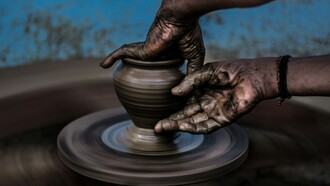 Desde que comecei a dar aulas de cerâmica, esse contato semanal com os alunos tem me provocado muitas reflexões, e este texto nasce de mais uma delas. A grande maioria das pessoas que frequentam minhas aulas e workshops está prestes a trabalhar com a argila pela primeira vez. Algumas não têm contato com nenhuma atividade manual ou artística desde a infância, lá na escola. E é justamente nesse primeiro encontro com a arte que surgem reações muito diferentes: curiosidade, empolgação, silêncio, ansiedade…