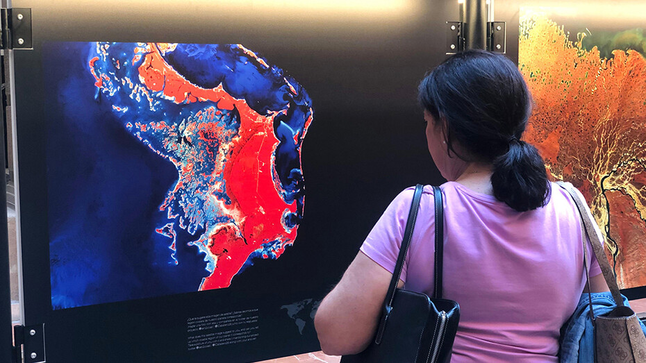 Observing the coasts from space, exhibition view. Courtesy of la Casa de la Ciencia