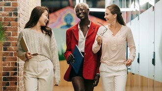 Mulheres bem-vestidas em ambiente de trabalho. Já se perguntou como as roupas que escolhe diariamente impactam o seu humor, a maneira como se vê a si mesmo e como os outros o percebem?