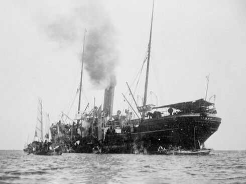 El barco Sakura Maru en amarres, junto a juncos (Japón, 1887)