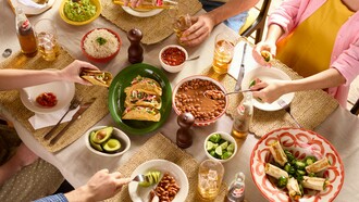 Las celebraciones revelan que nuestra relación con la comida no es solo nutricional, sino cultural, emocional y profundamente ética