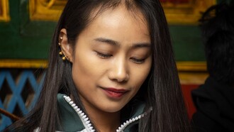 Pareció que ella le estaba esperando en el pasillo con los brazos abiertos. Se miraron a los ojos, se abrazaron fuerte, se besaron. Mujer tibetana e inolvidable