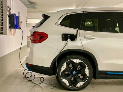 Un incendie de véhicule électrique dans un garage peut détruire un bâtiment ou altérer sa structure porteuse