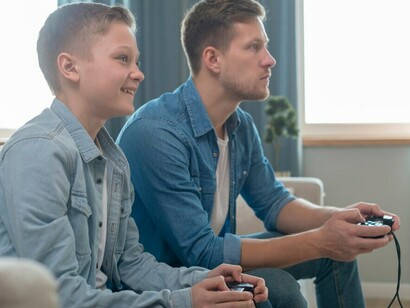 Los juguetes adaptados en nuestra sociedad como parte de la cultura comercial de masas no son únicamente sinónimo de infancia