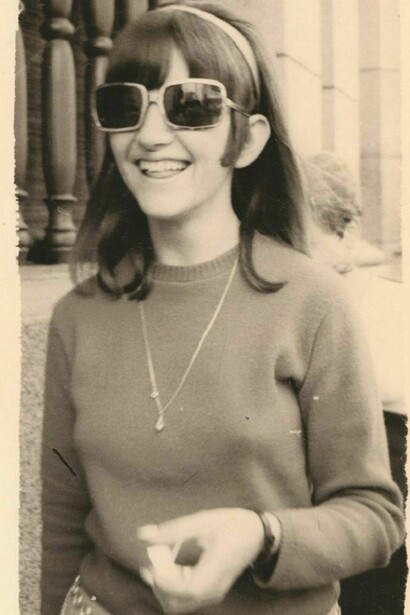 Chica sonriente paseando por Medellín