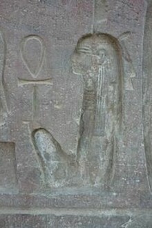 Maat raffigurata dal geroglifico sull'obelisco nel tempio di Luxor