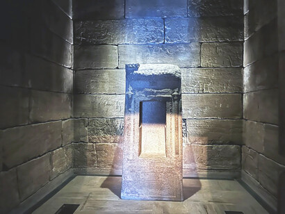 Naos o sagrario monolítico, dentro del Templo de Debod, Madrid, España