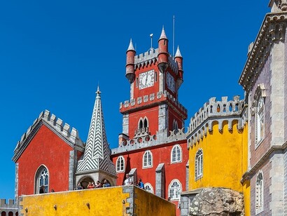 Il parco che circonda il palazzo è altrettanto impressionante, con una vasta area di foresta e giardini che includono piante esotiche provenienti da tutto il mondo. Il Palazzo Pena è oggi un museo e una delle principali attrazioni turistiche del Portogallo, parte del paesaggio culturale di Sintra, dichiarato Patrimonio dell'Umanità dall'UNESCO, Sintra, Portogallo