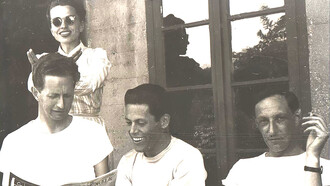 Harriet Taylor, André Lwoff, Jacques Monod, Boris Ephrussi avec un numéro du New Yorker au symposium de Cold Spring Harbor © Archives NCBS, CC BY-SA 4.0