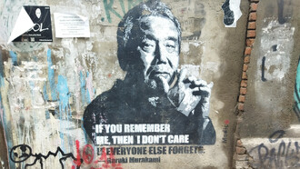 Haruki Murakami. La musique sème des empreintes un peu partout sur les pages immaculées de la littérature, qu’il s’agisse des notes classiques ou celles de la boîte de jazz du mélomane japonais Haruki Murakami © By White Demon - Own work, CC BY-SA 4.0