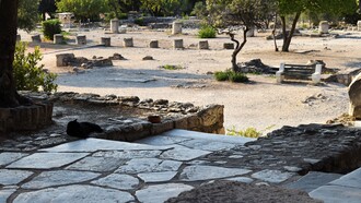 I banchieri dell’antica Grecia, chiamati trapezitai, svolgevano la loro attività soprattutto presso l’agorà di Atene. L'antica Agorà di Atene, Grecia
