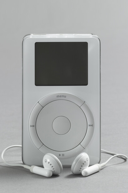 Jonathan Ive, Apple Industrial Design Group. iPod. 2001. Polycarbonate plastic and stainless steel, 4 x 2 1/2 x 7/8″ (10.2 x 6.4 x 2.2 cm). Mfr.: Apple, Inc. The Museum of Modern Art, New York. Gift of the manufacturer