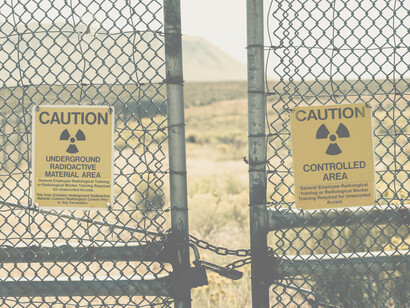 Cancello impedisce l'accesso a territorio contaminato da scorie nucleari. Un esame delle aree identificate come idonee per il deposito delle scorie nucleari in Italia e le reazioni delle comunità locali