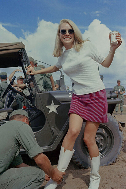 Chris Noel in South Vietnam withsoldiers in 1968