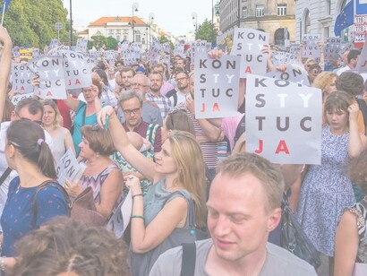 A crowded but calm protest in Poland regarding the constitution of their political organisation