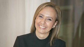Teresa Frazão sorri com a serenidade de quem construiu o próprio caminho com consistência, transformando dedicação diária em liderança reconhecida