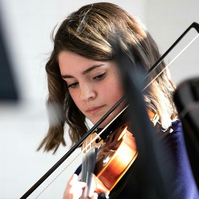 Bambina che suona il violino