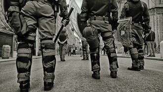 Gruppo di agenti di polizia in divisa antisommossa