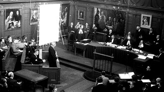Han Van Meegeren en el juicio. Notense algunas falsificaciones de van Meegeren en las paredes