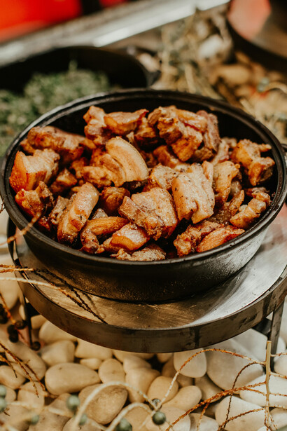 Conheça os principais ingredientes e acompanhamentos que tornam a feijoada uma refeição completa e cheia de sabor