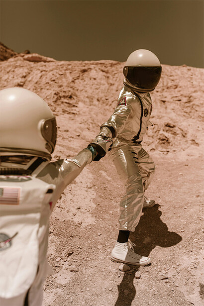 Astronautas explorando. E você? Simpatiza com a Teoria do Astronauta Antigo?