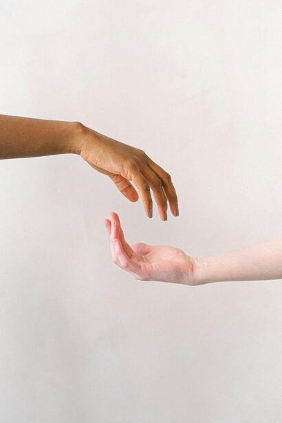 O bom senso é essencial para avaliar opções e agir com prudência, promovendo segurança e bem-estar nas relações humanas