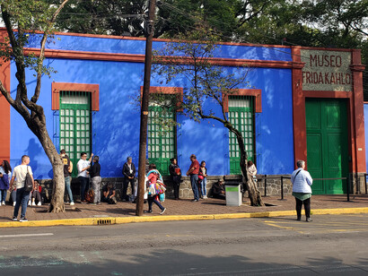 Descubra por que milhares visitam o Museu Frida Kahlo todo mês, inspirados por sua história e arte