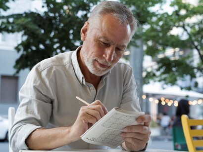 L'apprendimento continuo, anche in età adulta, è una chiave importante per proteggere il cervello e ridurre il rischio di demenza