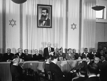 Ben-Gurión proclamando la independencia de Israel (1948) bajo un retrato de Theodor Herzl