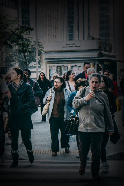 Multitud cruzando la calle. En las megaciudades viven millones de personas y es muy difícil para los Estados cubrir todas sus necesidades