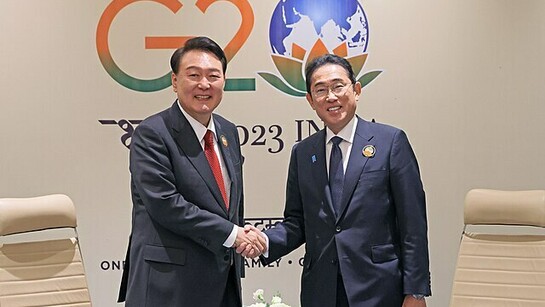 Kishida Fumio, prime minister of Japan talks to Mr. Yoon Suk Yeol, president of the Republic of Korea in New Delhi, India, 2023