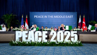 Una pace nata da una guerra combattuta su un solo fronte è spesso fragile, perché non nasce da un equilibrio, ma da una resa forzata. In copertina vari politici firmano il trattato di pace tra Israele e Palestina, in un convegno a Sharm el-Sheikh, Egitto, ottobre 2025