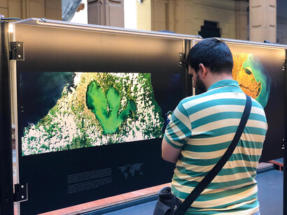 Observing the coasts from space, exhibition view. Courtesy of la Casa de la Ciencia