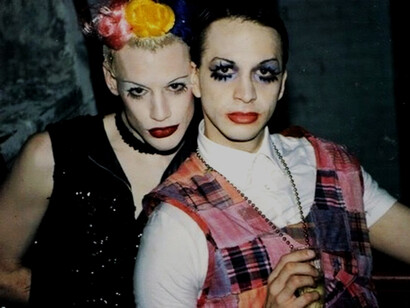 Michael Alig e amigo em mais uma noite de festas na cena clubber da década de 1980 em Nova Iorque, Estados Unidos