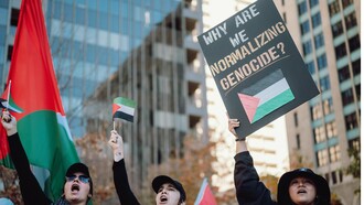 Des gens avec des drapeaux et des banderoles lors d'une manifestation contre la guerre, photo prise par Alfo Medeiros
