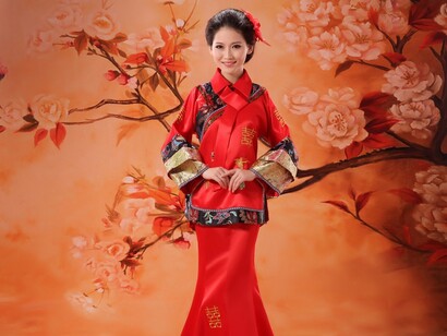 Joven china con la indumentaria tradicional