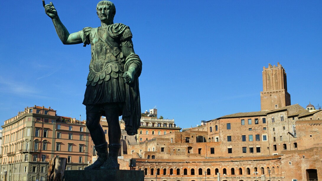 Statua romana a Roma, Italia. Traiano: imperatore romano che trasformò un impero in un mondo multinazionale