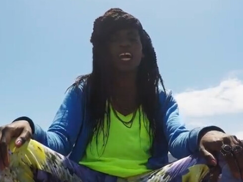 Con una voce profonda e un carisma vibrante, Karima 2G è diventata un simbolo di integrazione e di orgoglio culturale, rappresentando le comunità afroitaliane nei media e nella musica. Qui in una scena del videoclip della sua canzone "Refugees"