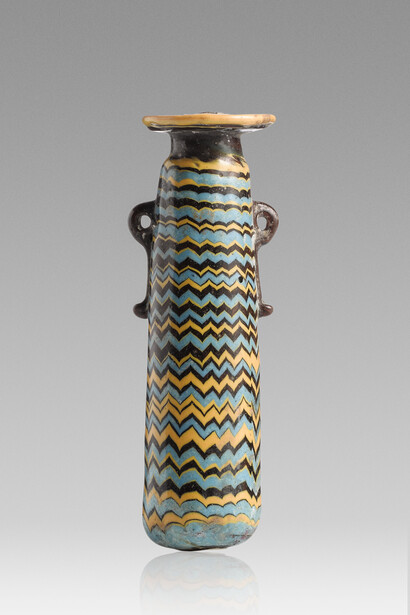 Alabastre - Décor de filets et zigzags jaune et bleu clair, Verre opaque bleu foncé, h. 10,5 ; d. de l’embouchure 2,8 ; d. 3 cm, Découverte : Rhodes
Fin du VIe – Ve siècle av. J.-C. Acquisition Arapidès, 1902, Paris, musée du Louvre, département des AGER
© RMN-Grand Palais (musée du Louvre) / Tony Querrec