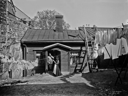 Signe Brander, Kristianinkatu 15, in the courtyard, 1907. Courtesy of Helsinki City Museum