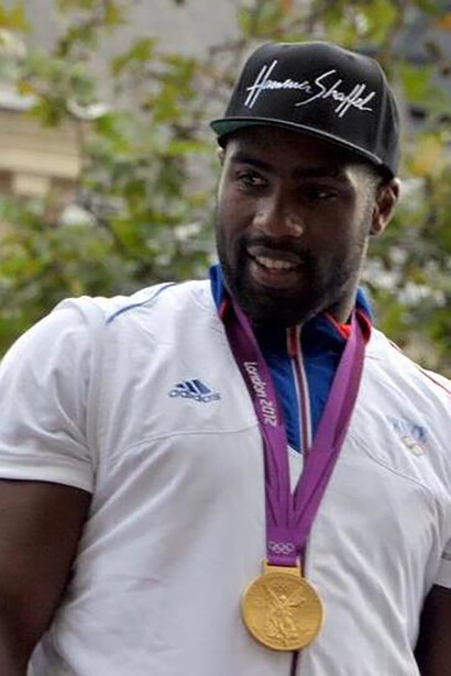 Teddy Riner, judoka français. La participation de près de 10 500 athlètes originaires de 206 Comités Nationaux Olympiques aux Jeux Olympiques d'été de 2024 à Paris, témoigne de l'impact durable et de la portée mondiale de l'olympisme en France après 100 ans