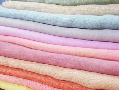 La produzione rapida e in larga scala comporta una qualità inferiore dei capi, che spesso durano solo pochi utilizzi