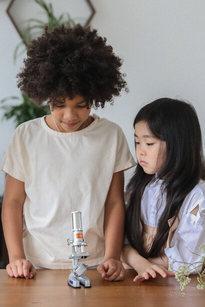 Dupla de alunos aprende na prática com microscópio